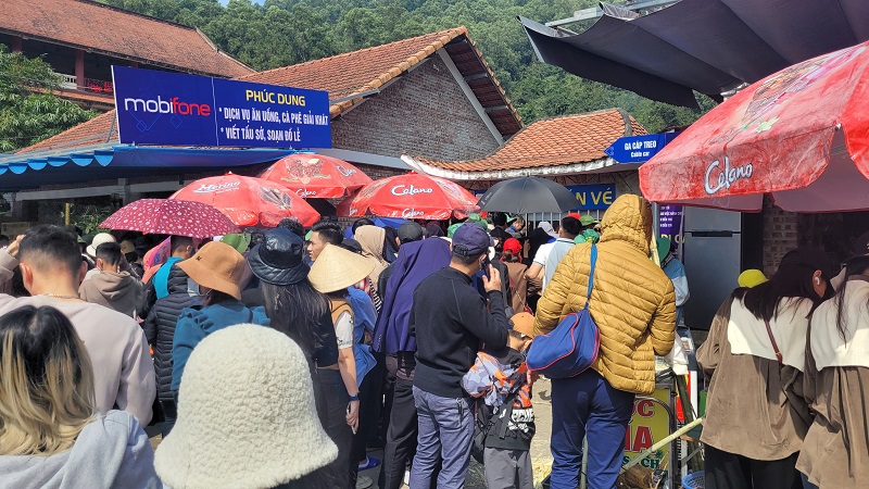 El cuarto día del Año Nuevo Lunar, hay Durante las horas pico, los turistas abarrotan el camino hacia la Pagoda Huong Tich.