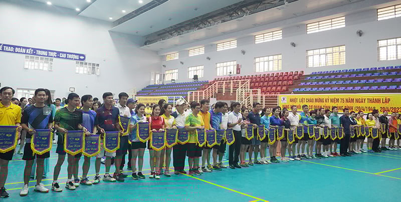El Comité Organizador entregó banderas de recuerdo a los equipos participantes en el torneo.