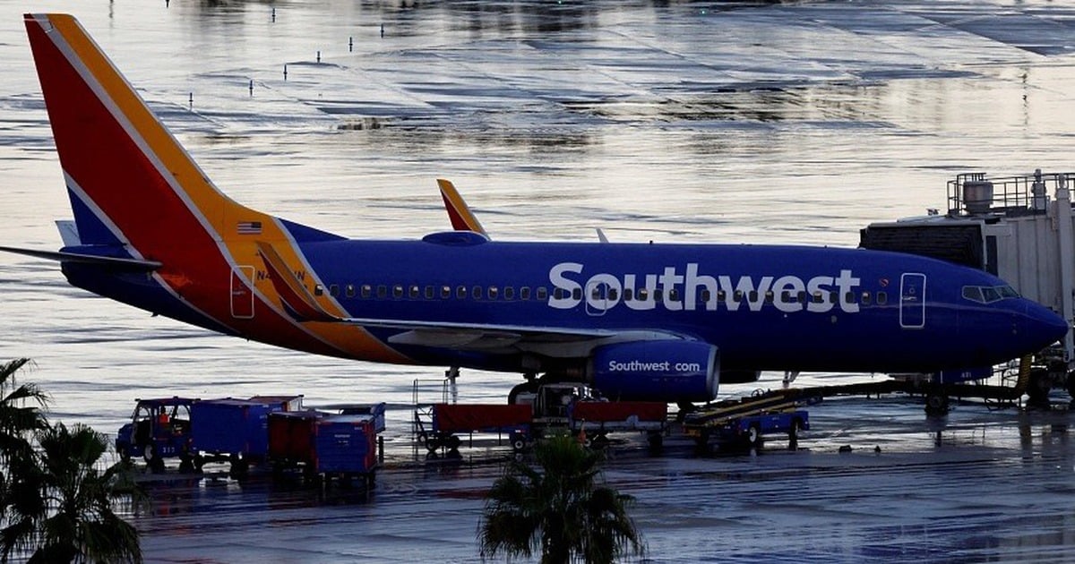 យន្តហោះ Boeing 737-800 បាញ់​លើ​ផ្លូវ​រត់ ខណៈ​កំពុង​រៀបចំ​ហោះ​ឡើង​នៅ​អាមេរិក