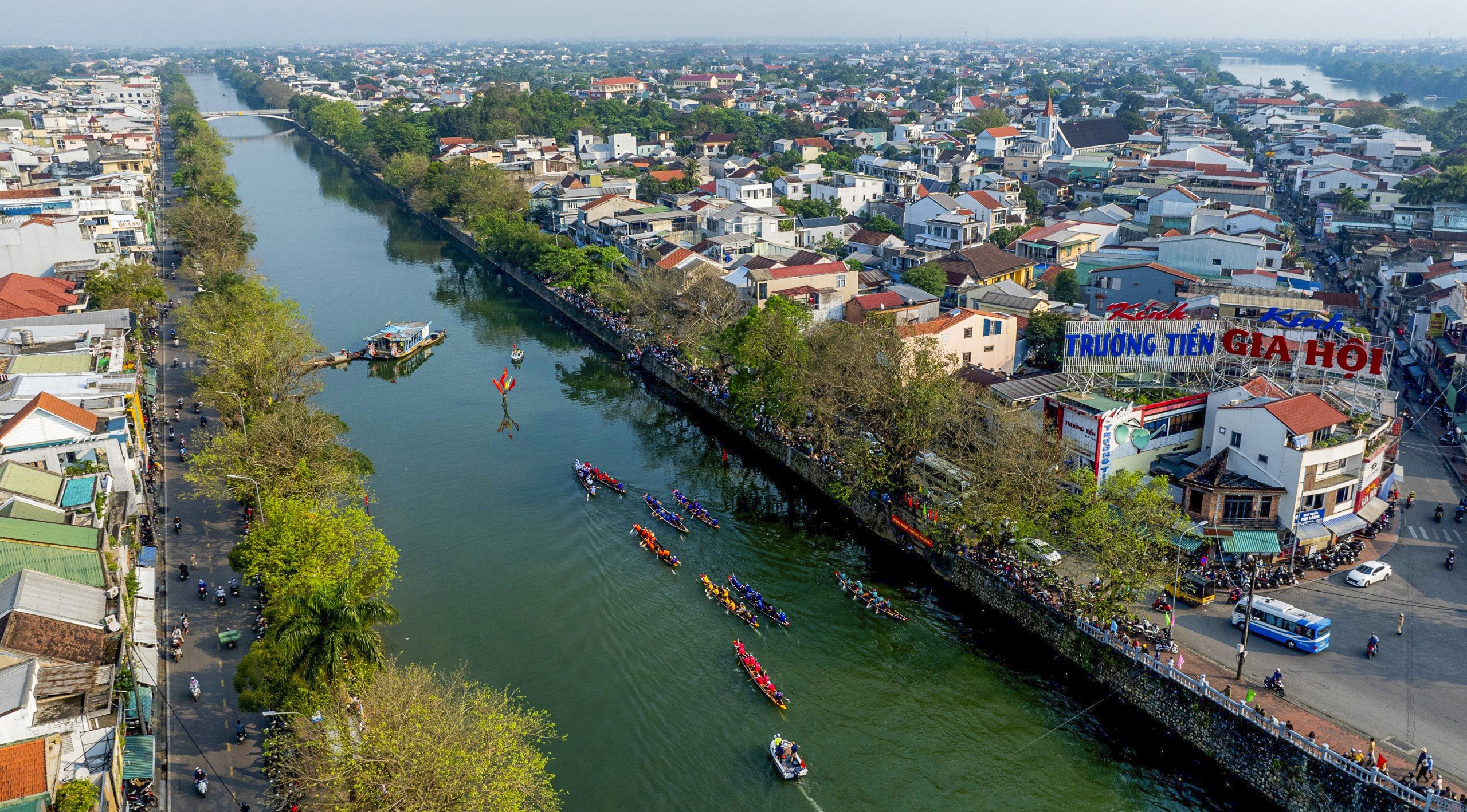 Khán giả reo hò, xem ghe đua "lộn vè" trên sông Hương - Ảnh 6.