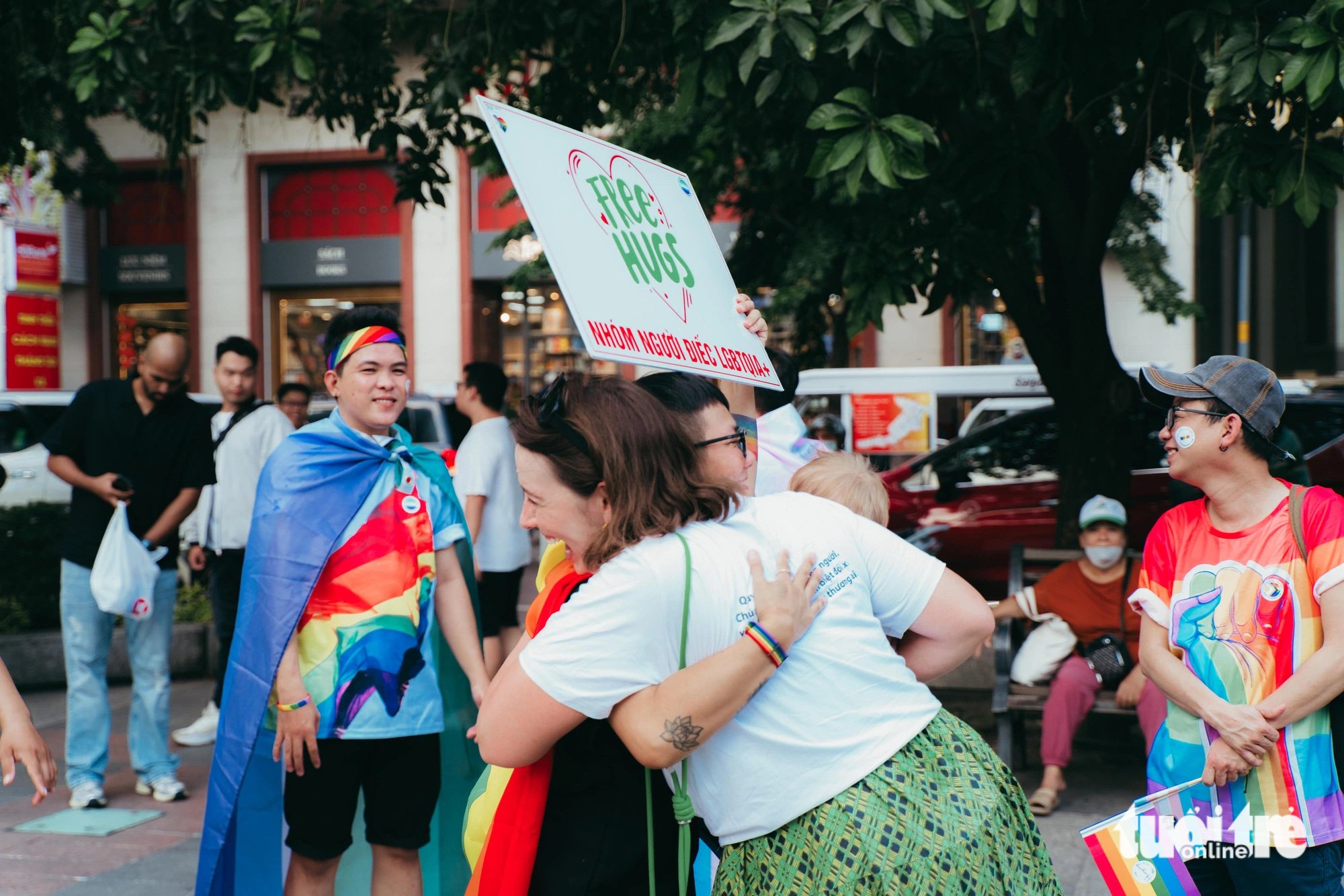 Hàng trăm bạn trẻ, người nước ngoài hào hứng diễu hành cùng cộng đồng LGBT+ - Ảnh 4.