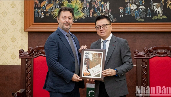 El editor jefe del periódico Nhan Dan, Le Quoc Minh, recibe al embajador de Pakistán en Vietnam