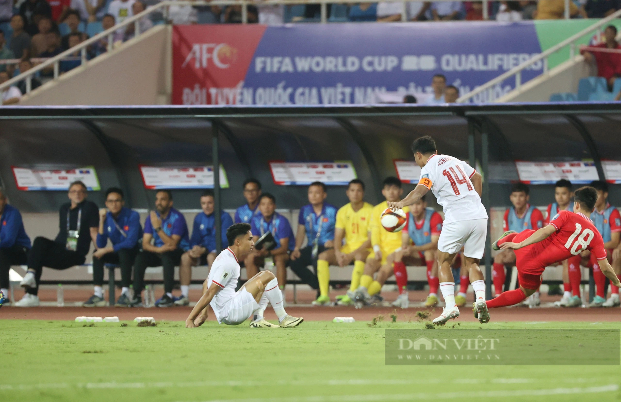 Cận cảnh hai phong cách, thần thái trái ngược của ông Troussier và Shin Tae-yong trên sân Mỹ Đình- Ảnh 10.