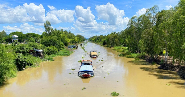 Le canal Vinh Te, le plus grand canal d'eau artificiel du delta du Mékong reliant An Giang à Kien Giang, a 200 ans.