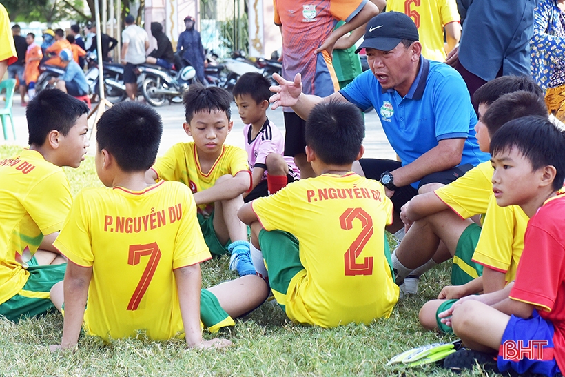 Fußballturnier für Jugendliche und Kinder in Ha Tinh City hat begonnen