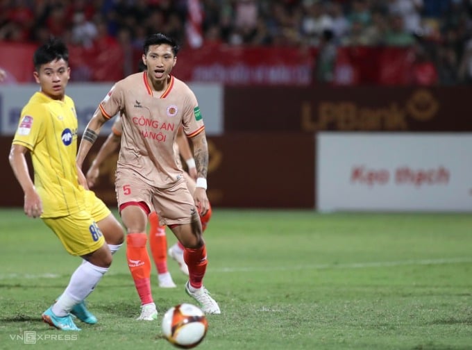 Van Hau (número 5) se arrepiente después de que el balón golpeara el poste de SLNA después de su patada de 11 metros en el partido donde la Policía de Hanoi ganó 2-1 en Hang Day en la noche del 26 de mayo. Foto: Lam Thoa