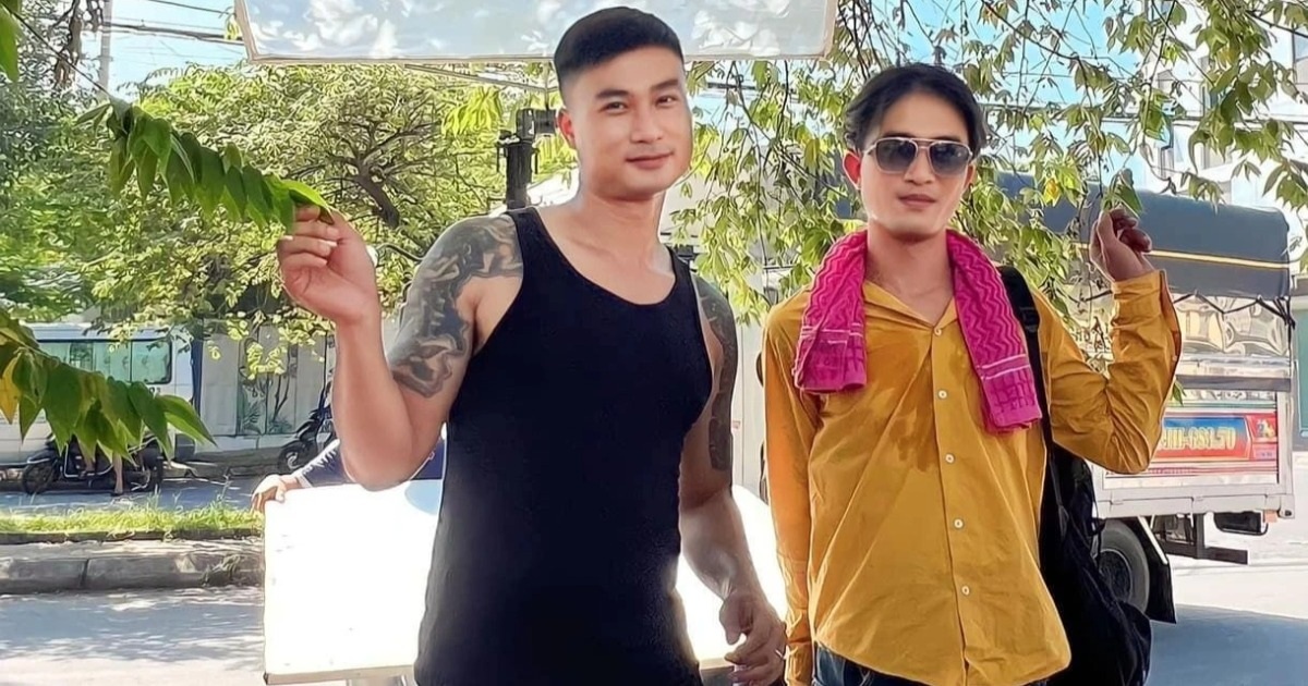 Doan Quoc Dam porte une chemise trempée de sueur sous le soleil de Hanoi