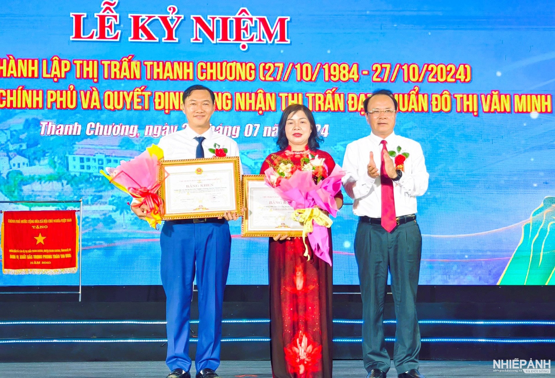 W_dong-chi-nguyen-nam-dinh-uy-vien-ban-thuong-vu-tinh-uy-pho-chu-tich-thuong-truc-hdnd-tinh-trao-bang-khen-cua-ubnd-tinh-cho-2-tap-the.(1).jpg