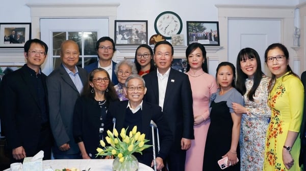 Le président Vo Van Thuong rend visite à une famille patriote vietnamienne aux États-Unis