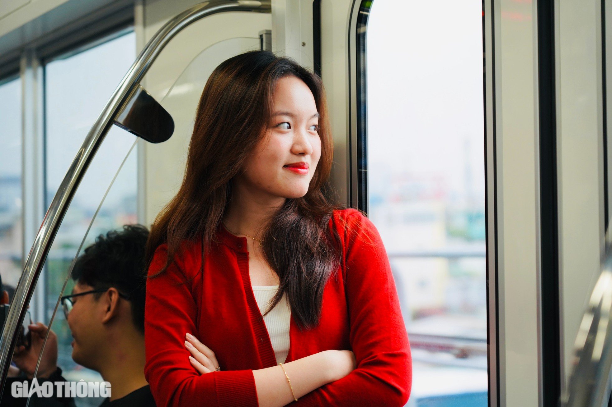 Les habitants de Ho Chi Minh-Ville découvrent avec enthousiasme le métro avant sa mise en service officielle, photo 10