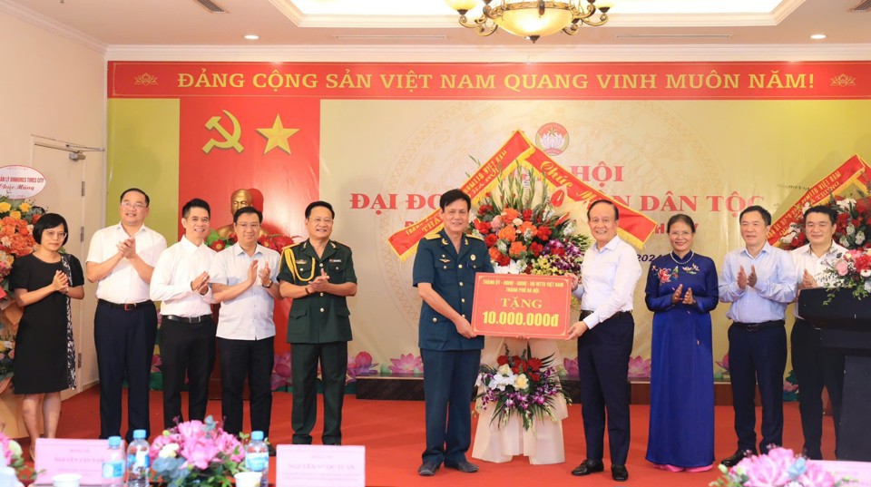 Los líderes de la ciudad de Hanoi celebran con funcionarios y habitantes del área residencial n.° 17, barrio de Vinh Tuy, distrito de Hai Ba Trung, el Día de la Gran Unidad Nacional 2024