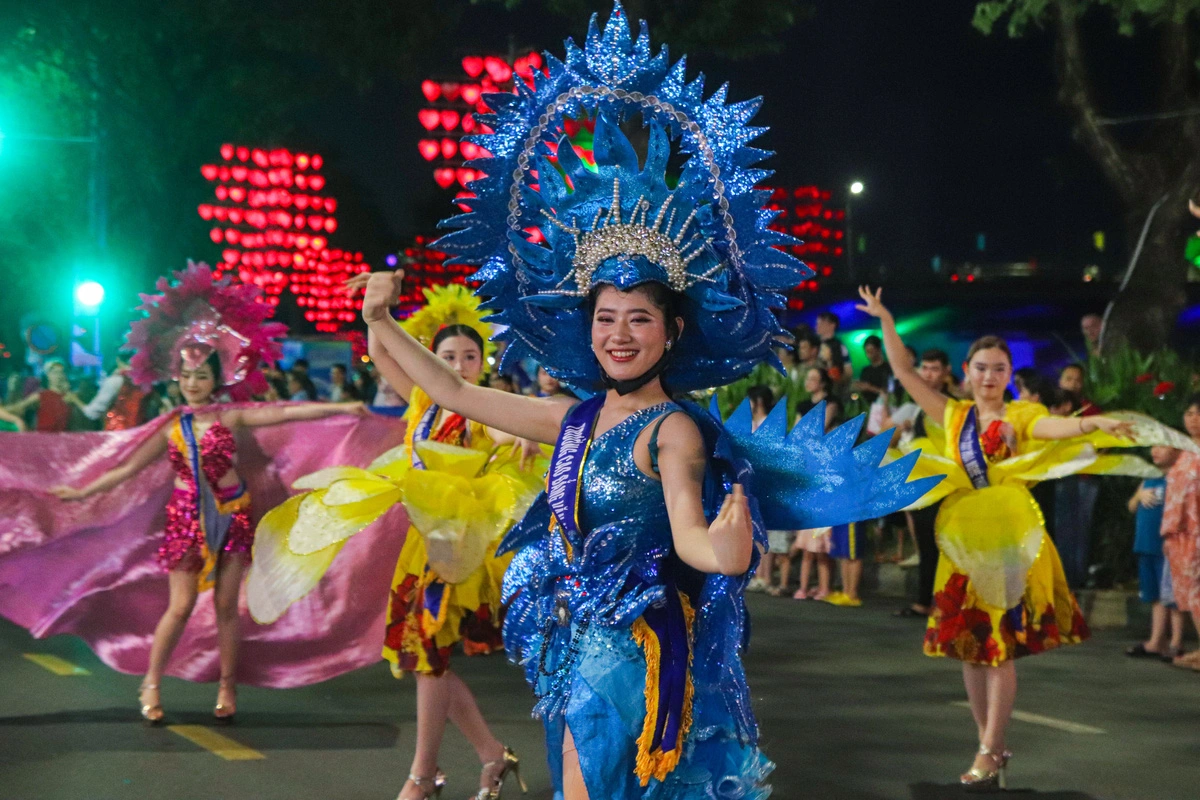 Tausende Menschen schauen sich anlässlich des Feiertags am 2. September den Straßentanz am Ufer des Han-Flusses in Da Nang an