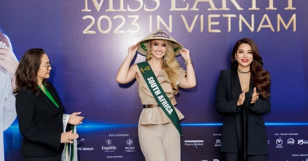 International beauty queens participating in Miss Earth 2023 enthusiastically wear Vietnamese conical hats