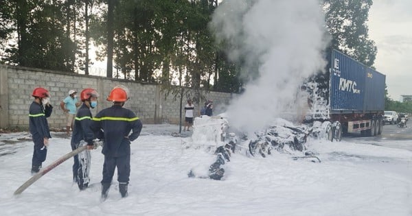 コンテナトラックが路上で炎上