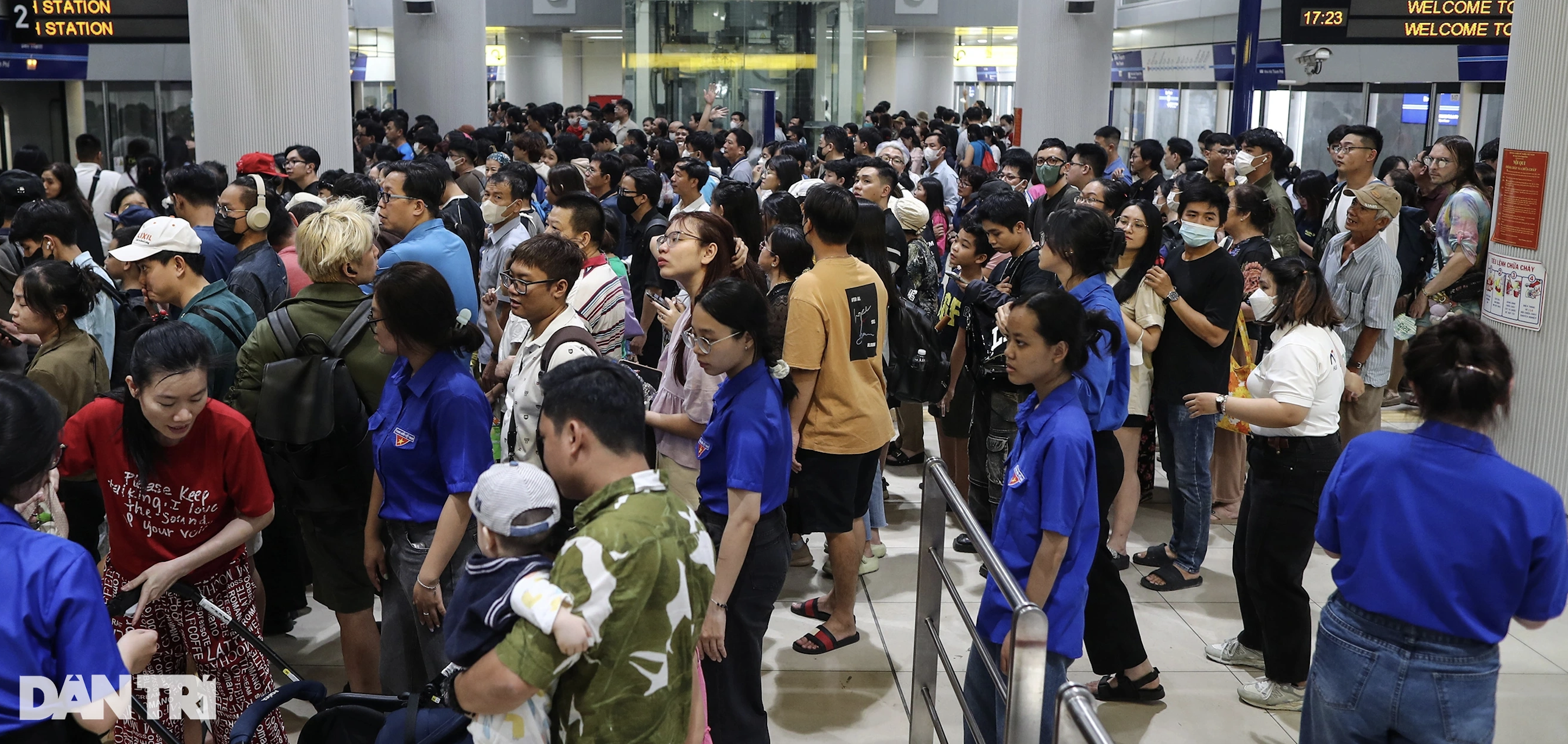 Le métro de Ho Chi Minh-Ville est bondé après 20 jours de fonctionnement officiel