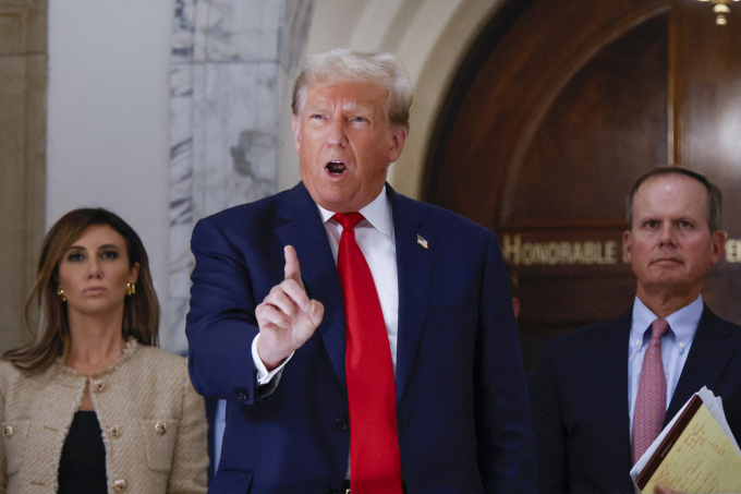 Der ehemalige US-Präsident Donald Trump spricht nach dem dritten Tag seines Prozesses am 4. Oktober in New York mit den Medien. Foto: AFP