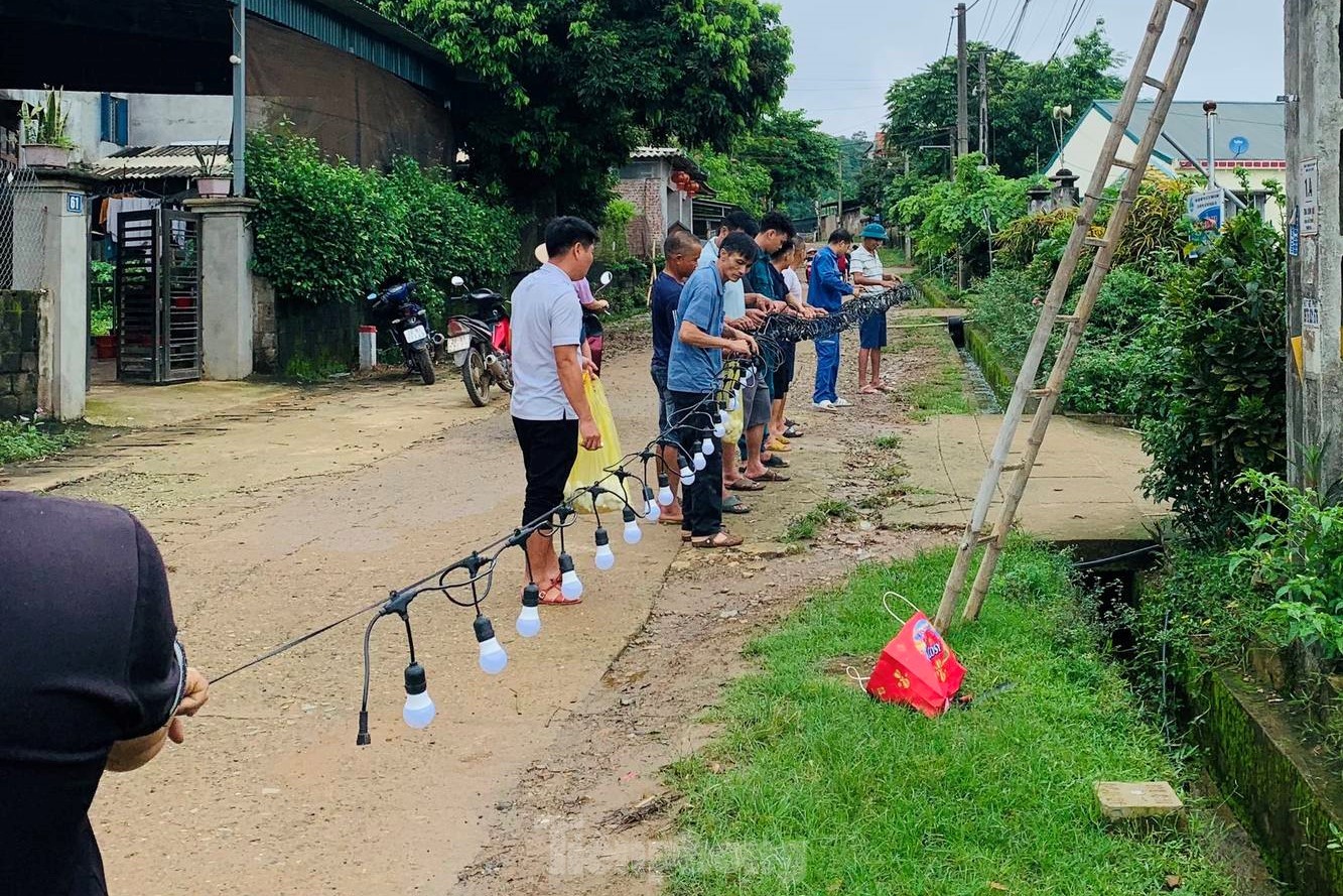 산악 청년들이 손을 잡고 문명화된 도시 지역 건설 사진 3