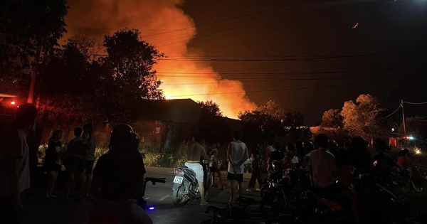 Mobilisation de trois unités pour maîtriser un important incendie dans une usine de bois à Dong Nai