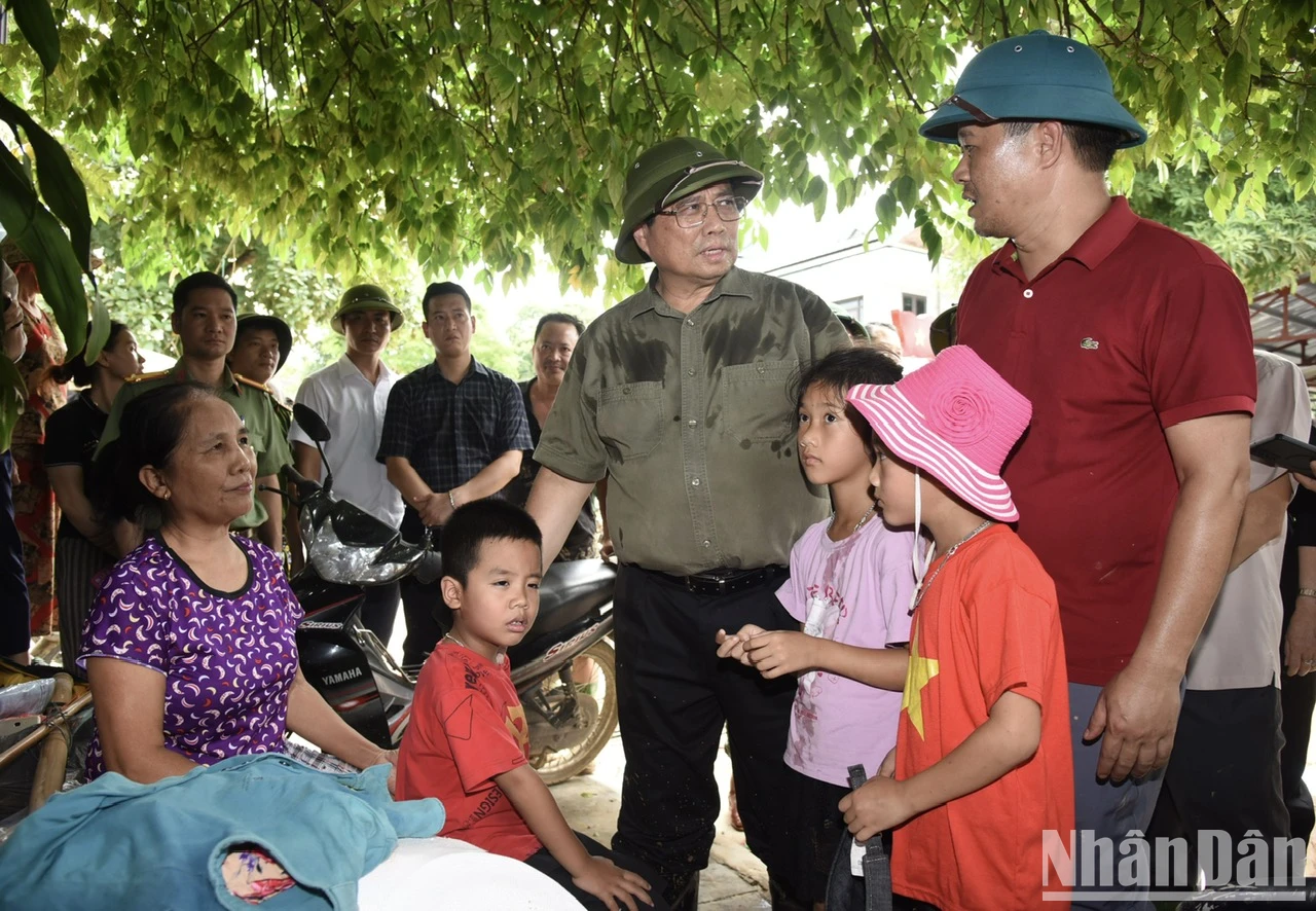 [Foto] Premierminister inspiziert Hochwassersanierung in Yen Bai Foto 2