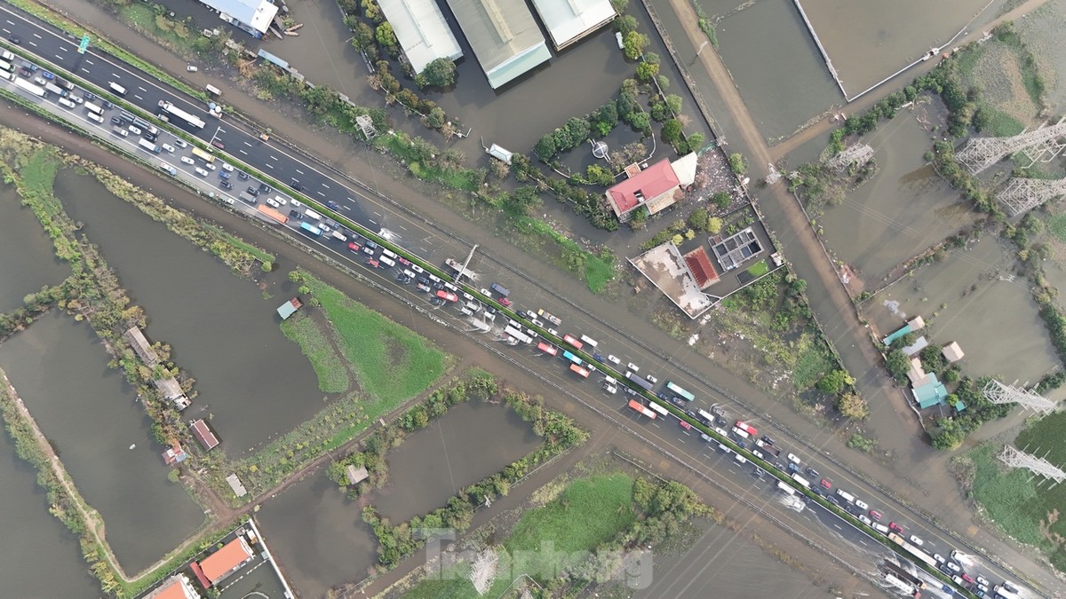 Los vehículos quedaron atascados durante más de 5 km en la carretera Phap Van - Cau Gie debido a las inundaciones. Foto 7