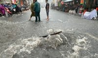 Ursache für das Aufspringen des Kanaldeckels bei starkem Regen im Marktgebiet von Thu Duc