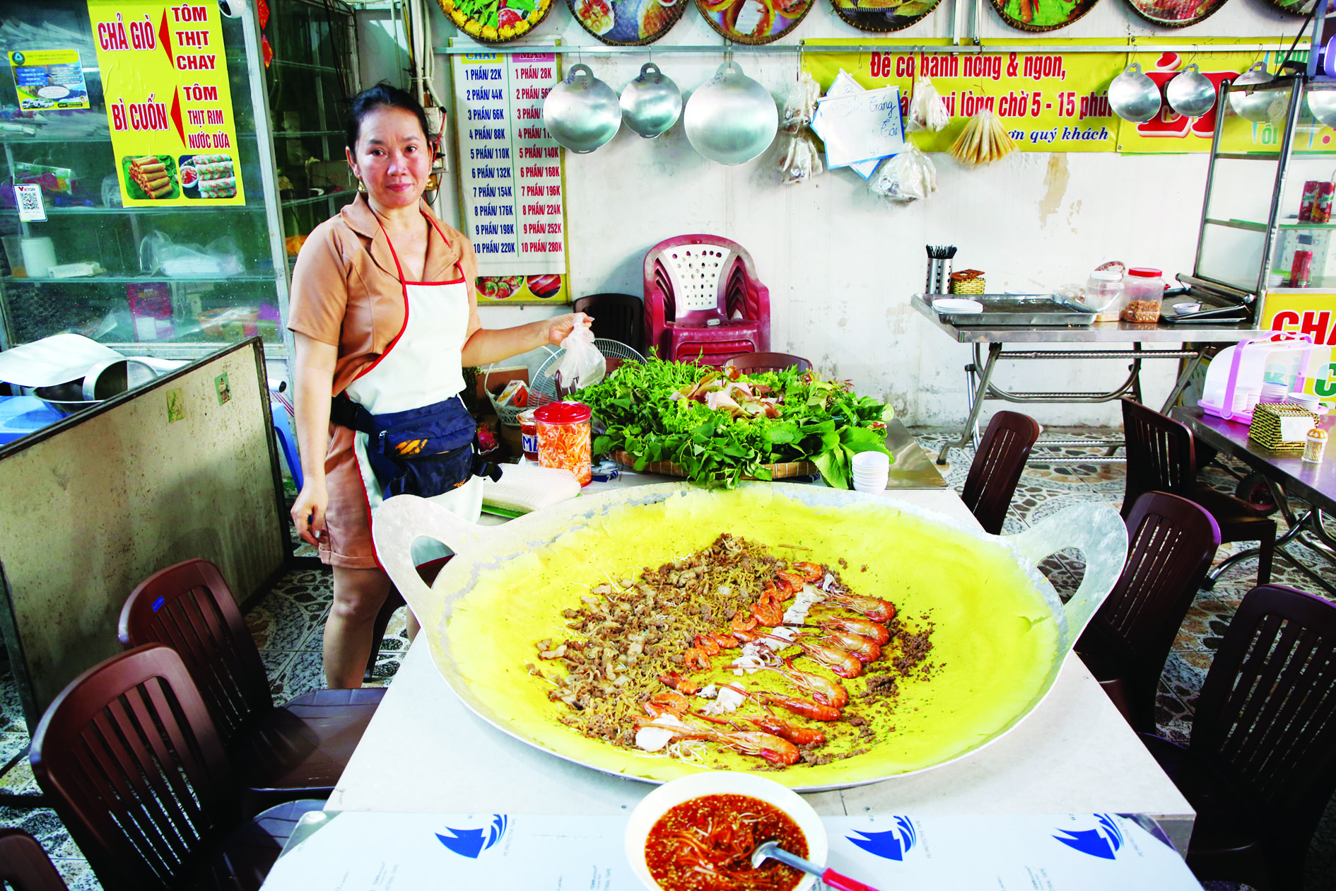 Độc, lạ Tây Ninh: Bánh xèo siêu to khổng lồ gây sốt mạng xã hội có gì mà nhiều người rủ nhau đến trải nghiệm?- Ảnh 3.