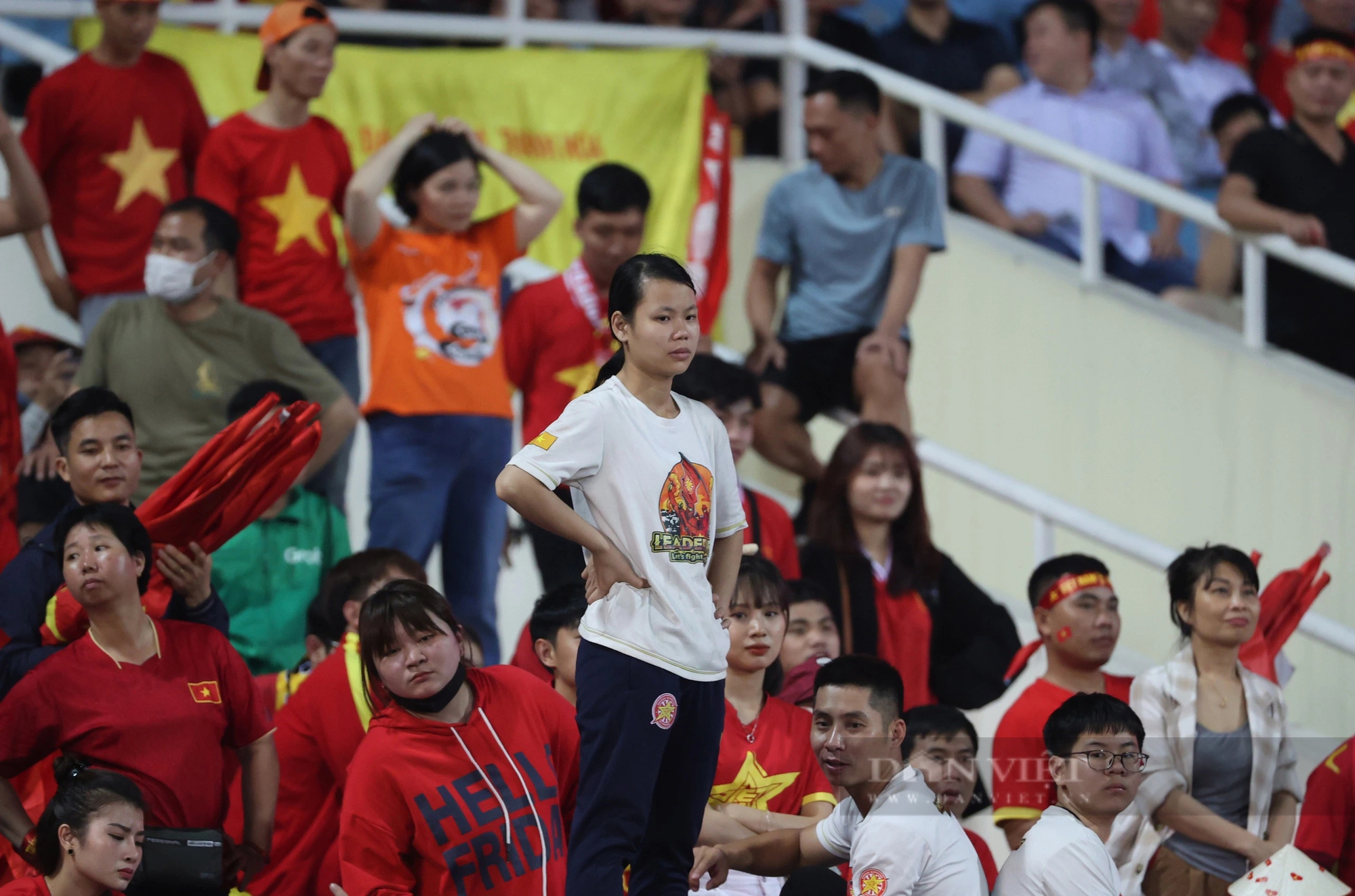 Cận cảnh hai phong cách, thần thái trái ngược của ông Troussier và Shin Tae-yong trên sân Mỹ Đình- Ảnh 12.