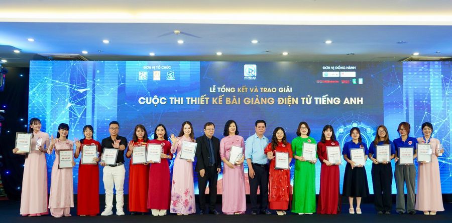 Les enseignants de Hanoi ont remporté 103 prix, dont 1 prix spécial lors du concours.