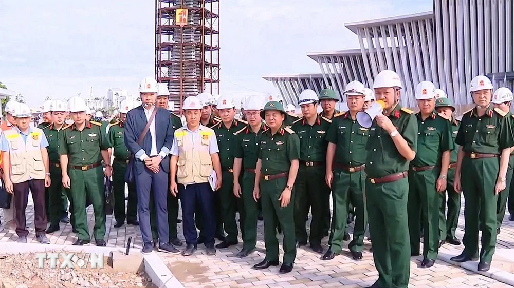 Le lieutenant-général supérieur Trinh Van Quyet a inspecté les éléments terminés du Musée d'histoire militaire du Vietnam. (Photo : Hong Pha/VNA)