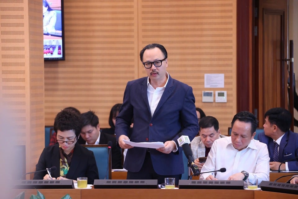 Der stellvertretende Direktor des Ministeriums für natürliche Ressourcen und Umwelt von Hanoi, Nguyen Minh Tan, beantwortete Fragen der Bauerndelegierten. Foto: Pham Hung