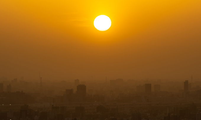 El horizonte de Tokio visto a través del aire polvoriento desde el observatorio I-link Town el 13 de abril. Foto: AFP