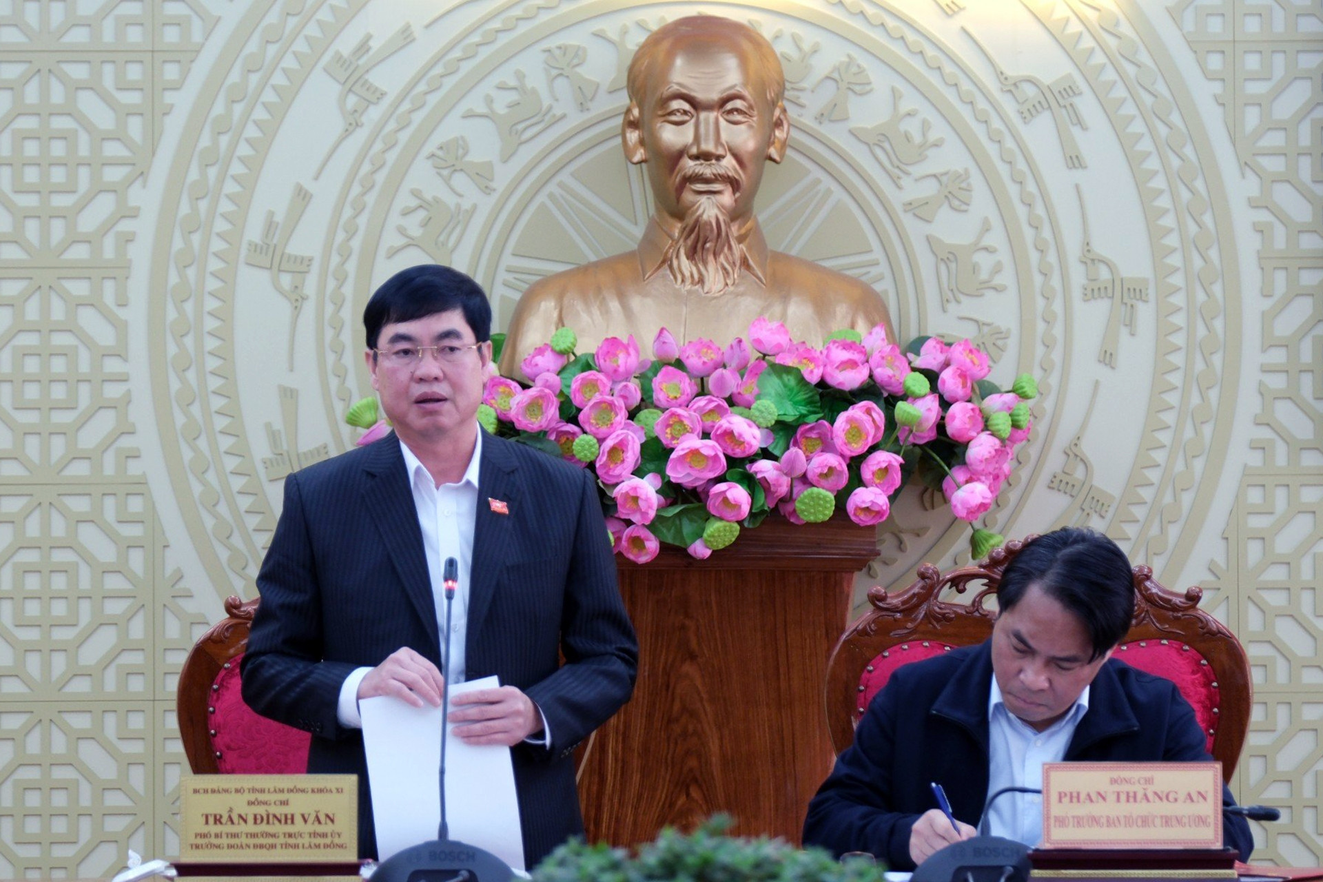 Das Politbüro beauftragte Herrn Tran Dinh Van mit der Leitung des Parteikomitees der Provinz Lam Dong.