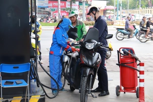 Los precios de la gasolina aumentan en todos los ámbitos, algunos superan los 20.500 VND/litro