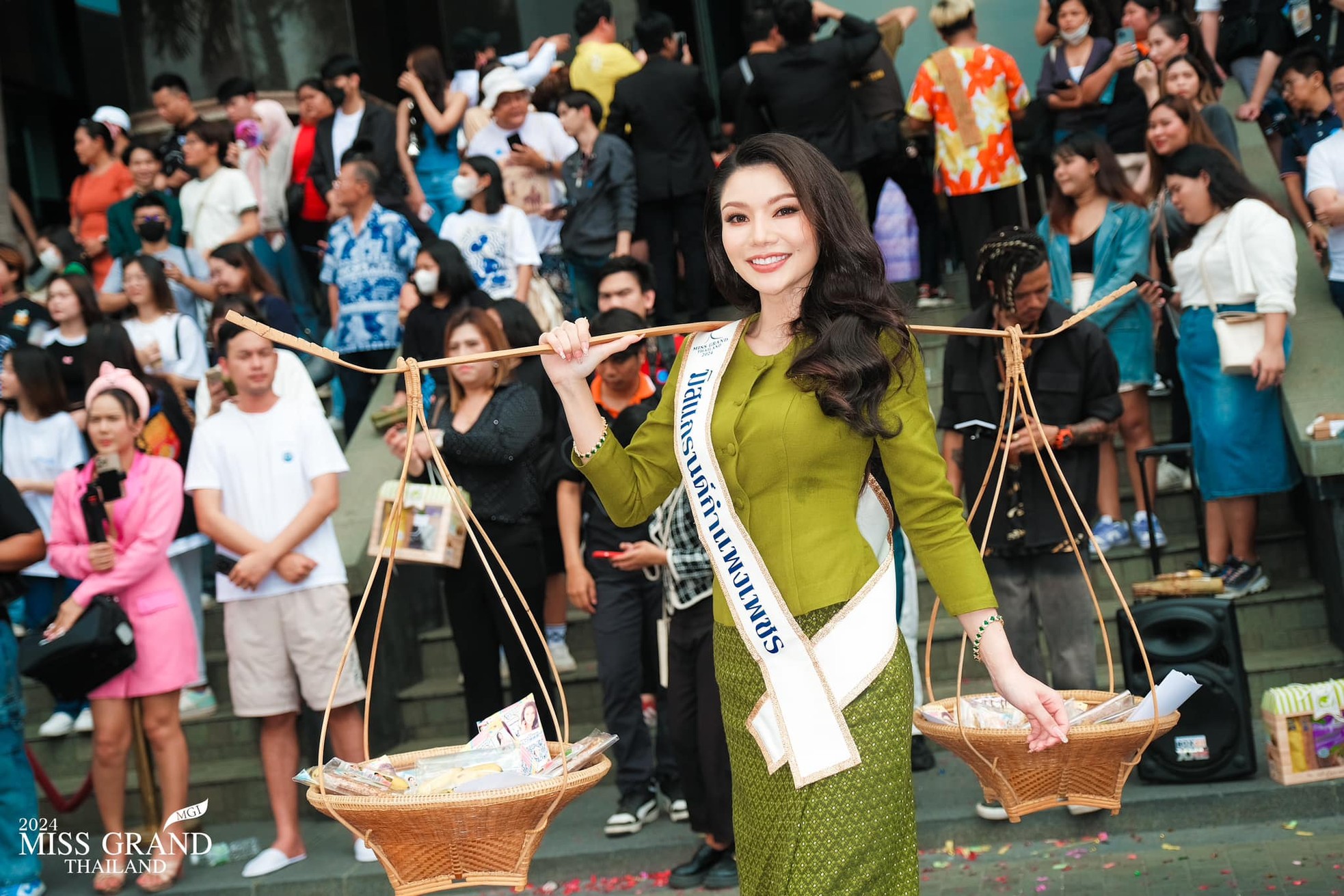 Foto 23 de la concursante de Miss Grand Tailandia bailando en barra