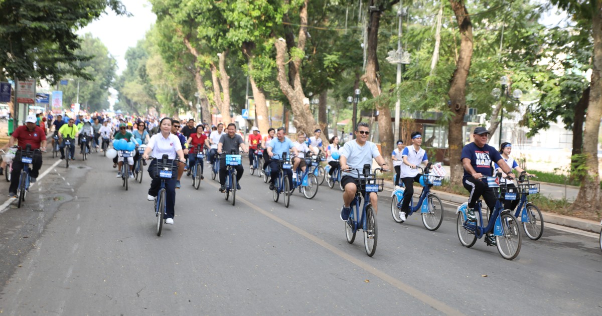 300 delegados nacionales e internacionales recorrieron en bicicleta el lago Thien Quang