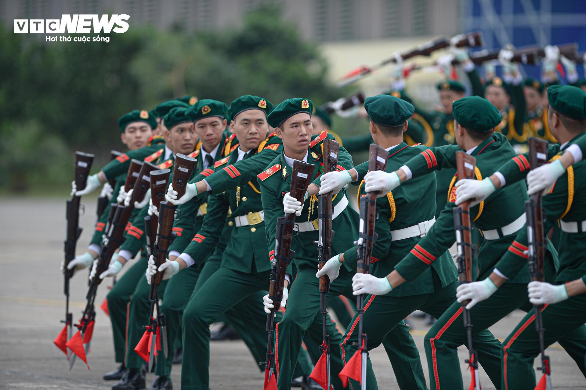 Mãn nhãn xem lính đặc công dùng cổ uốn cong thanh sắt - 14