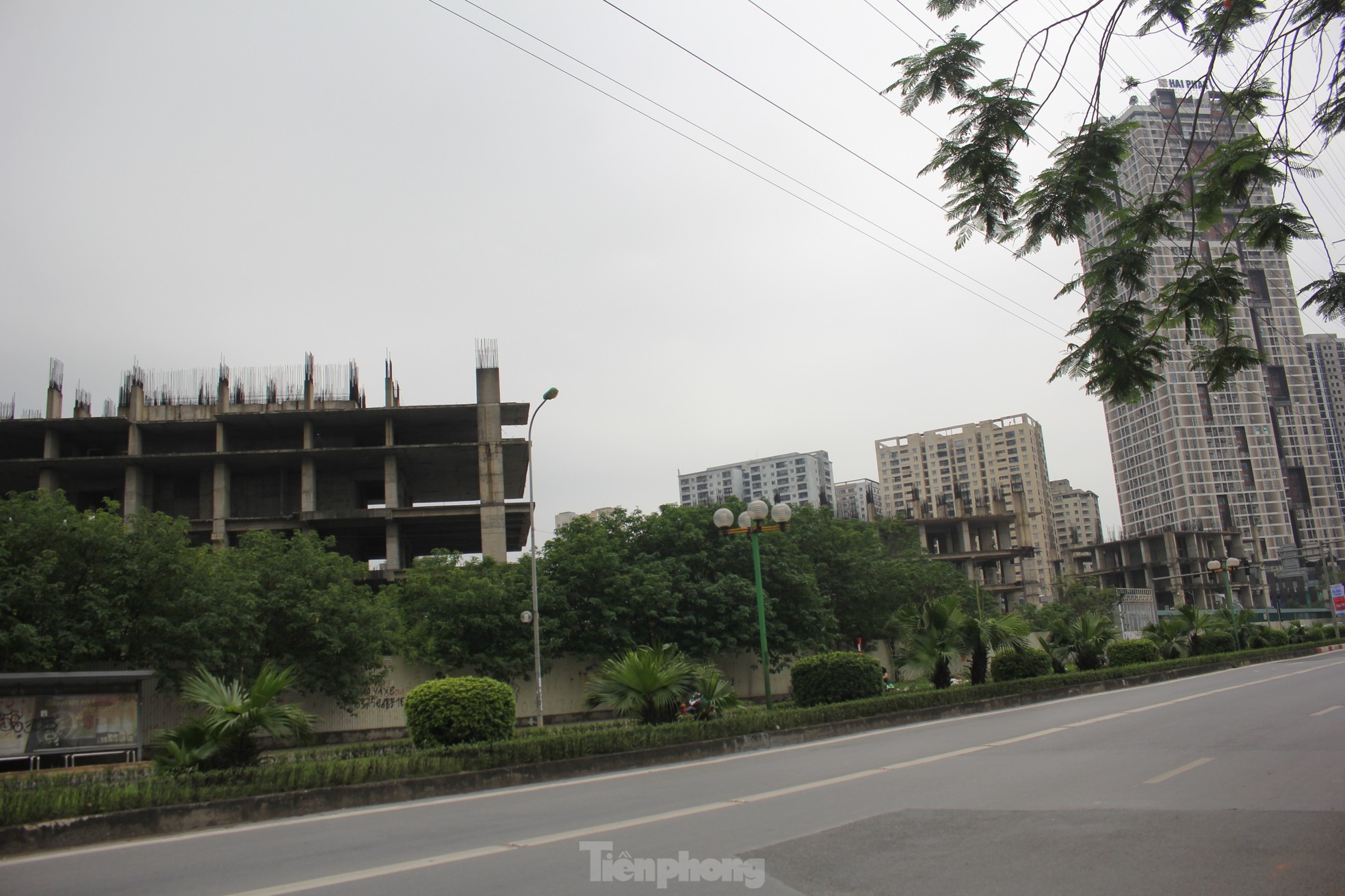 Movements of a series of apartment projects in Hanoi after a long period of abandonment and fenced off photo 19