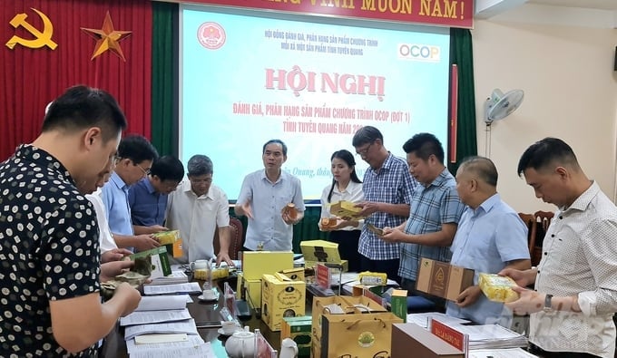 Hội đồng đánh giá, phân hạng sản phẩm tham gia chương trình OCOP tỉnh Tuyên Quang đã tổ chức hội nghị đánh giá, phân hạng 7 sản phẩm OCOP. Ảnh: Đào Thanh.