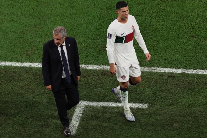 Ronaldo rời sân khi được HLV Santos thay người ở giữa hiệp hai trận Bồ Đào Nha thua ngược Hàn Quốc 1-2 ở lượt cuối vòng bảng ngày 2/12. Ảnh: AFP