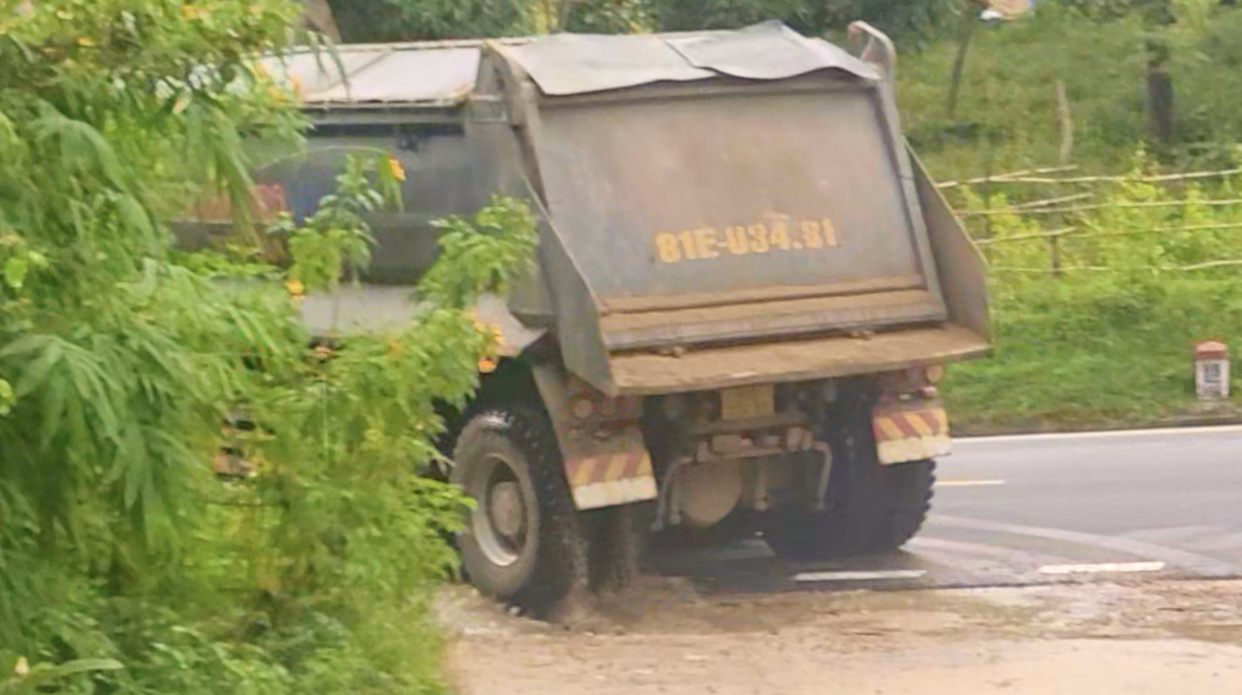 Kon Tum: Xã du di để xe chở cát phá đường dân sinh- Ảnh 2.