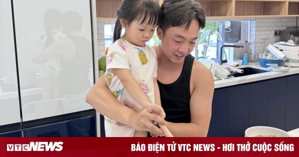 Cuong Do La shows off his cooking skills and earns extra income with his daughter.