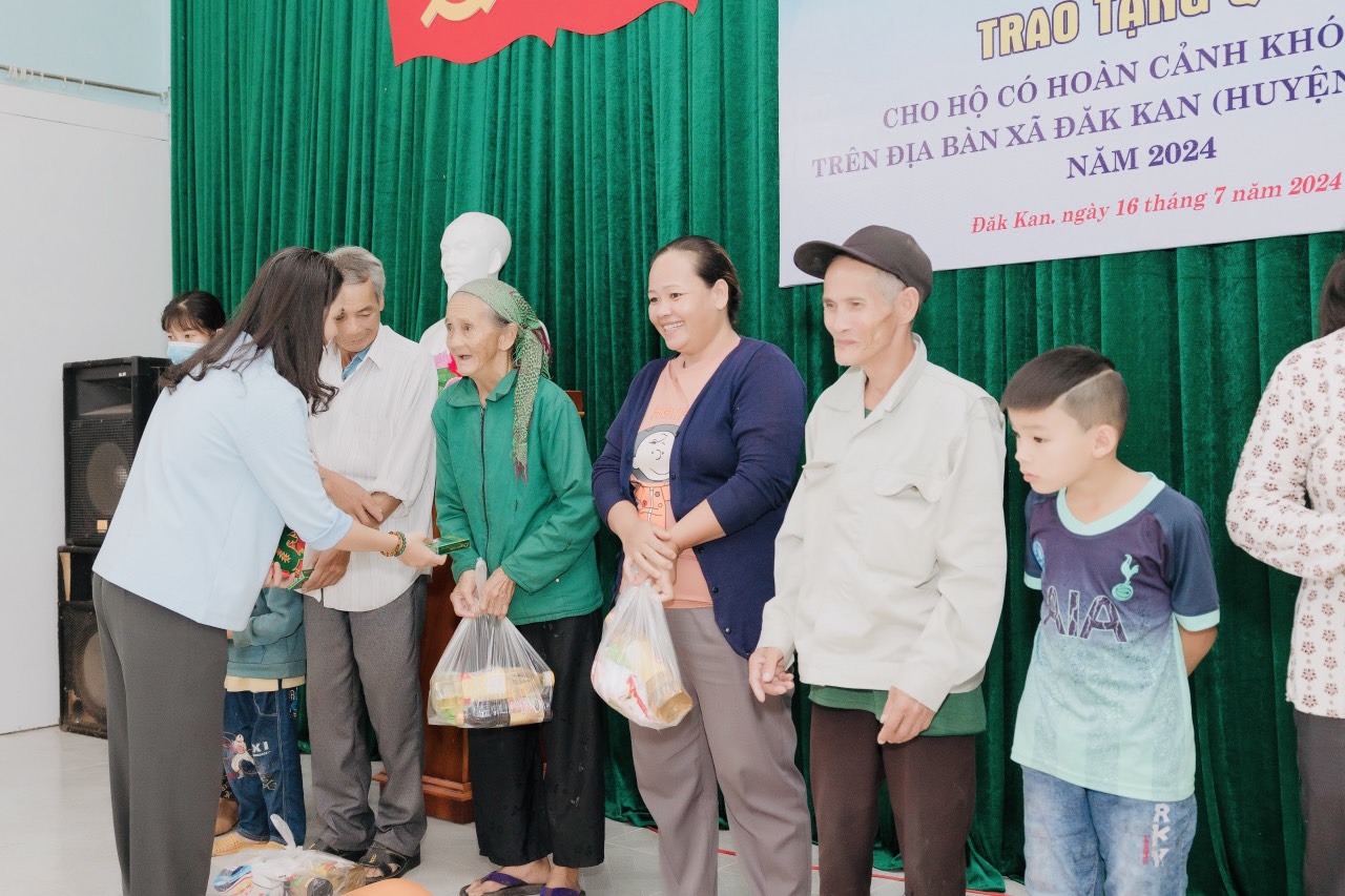 Giving 100 gifts to poor families -0