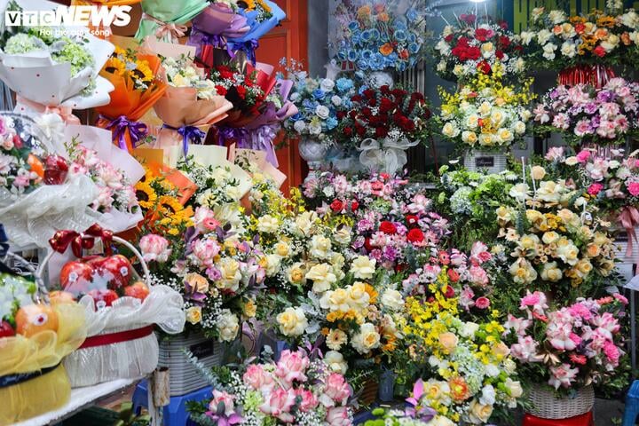 As Vietnamese Teachers’ Day approaches on November 20, flower shops in Hanoi are bustling. Employees are constantly importing goods and decorating in all sorts of styles to serve the sudden increase in customers.