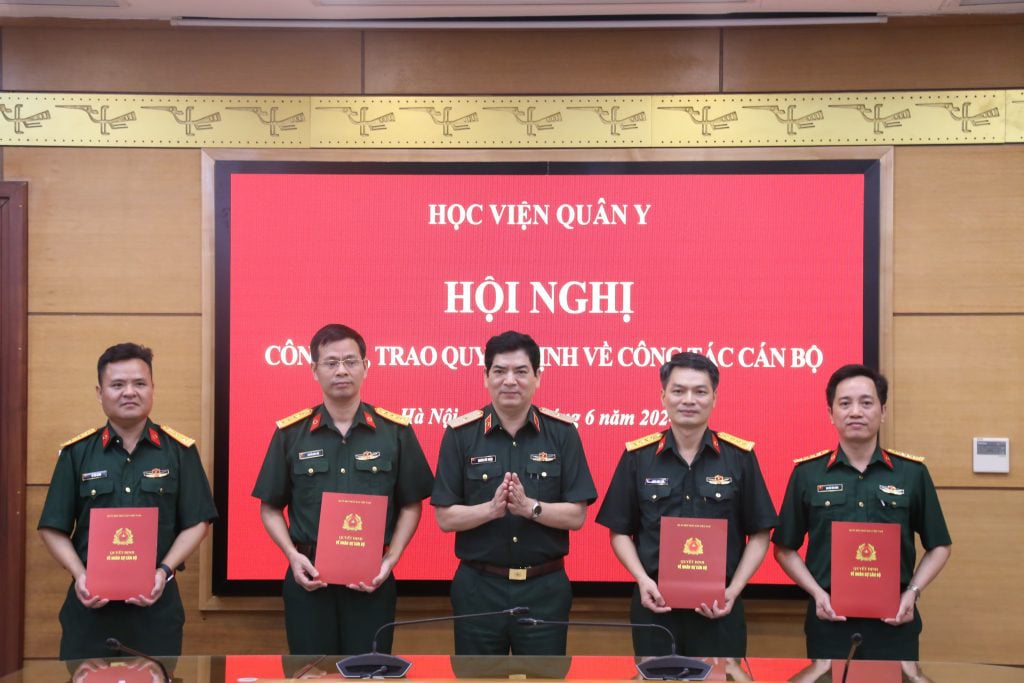 Bộ Quốc phòng bổ nhiệm chức vụ giám đốc Bệnh viện Quân y 103 đối với đại tá Lương Công Thức (thứ hai từ phải sang) - Ảnh: Bệnh viện cung cấp