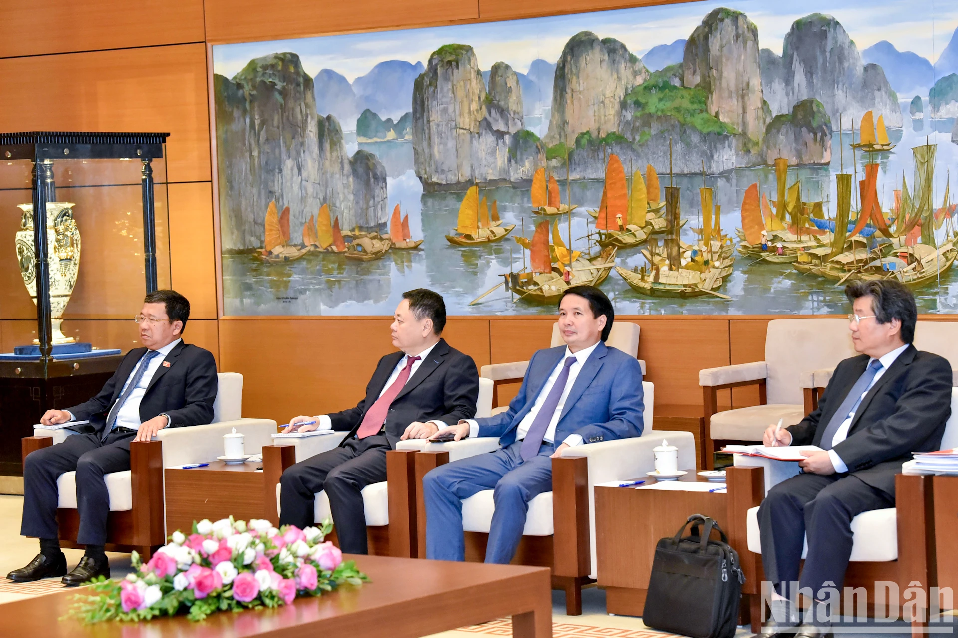[Ảnh] Chủ tịch Quốc hội Vương Đình Huệ tiếp Chủ tịch Tập đoàn SK Hàn Quốc ảnh 2