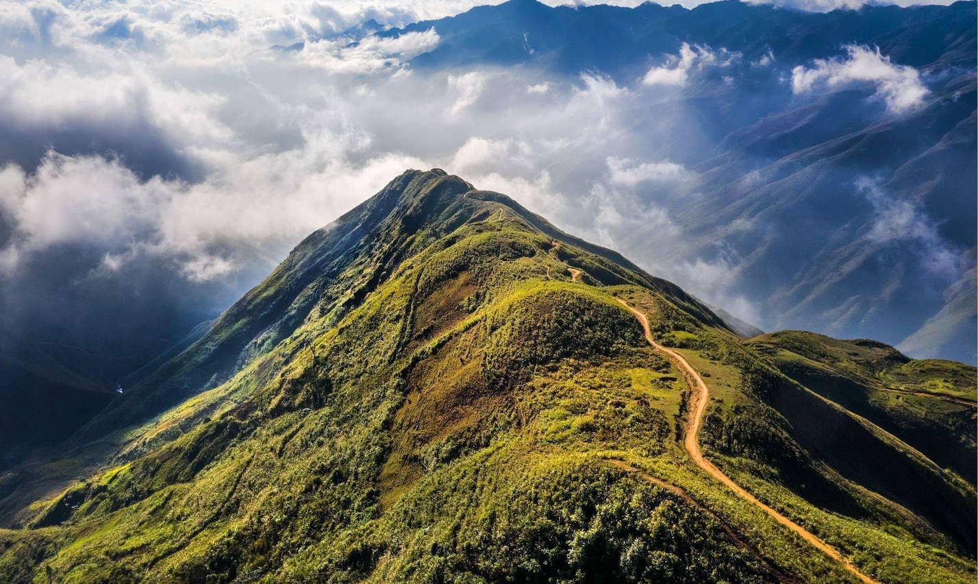 The dangerous road on the dinosaur's back in Ta Xua in Yen Bai