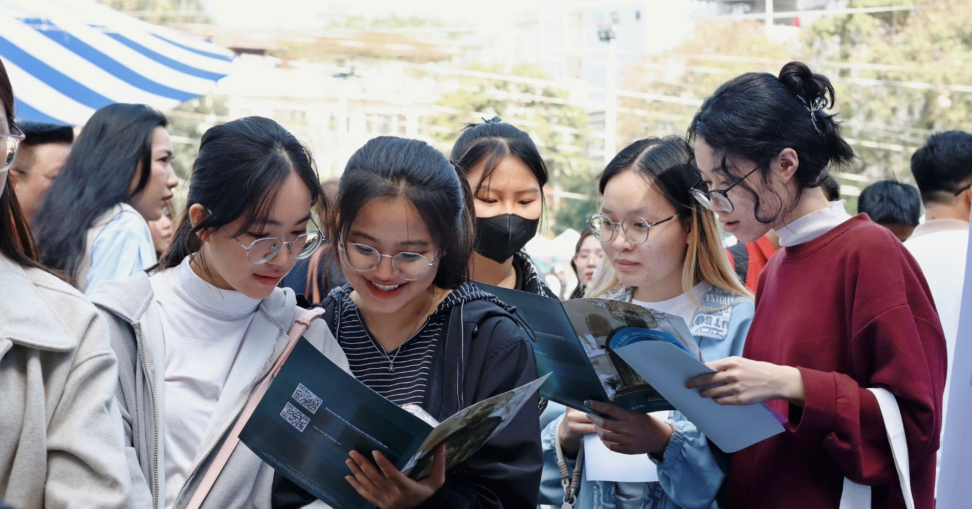 ハノイ大学の就職フェアに4,000人の学生が参加