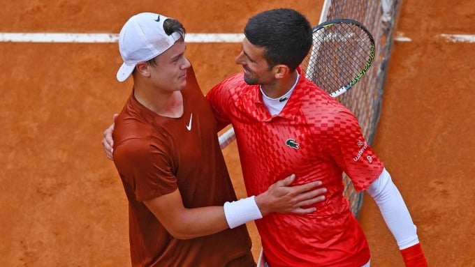 Djokovic (à droite) a félicité Rune après le quart de finale du Masters de Rome le 17 mai. Photo : ATP