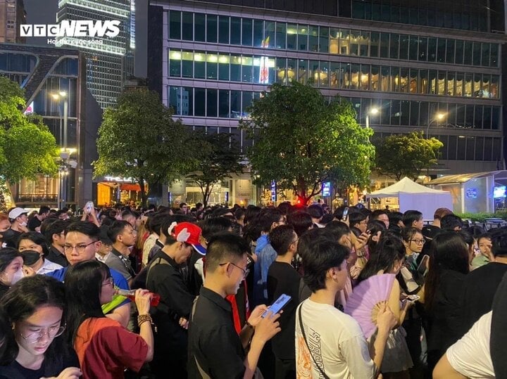 Der Countdown hat noch nicht begonnen, aber die Fußgängerzone von Nguyen Hue ist bereits voller Menschen.