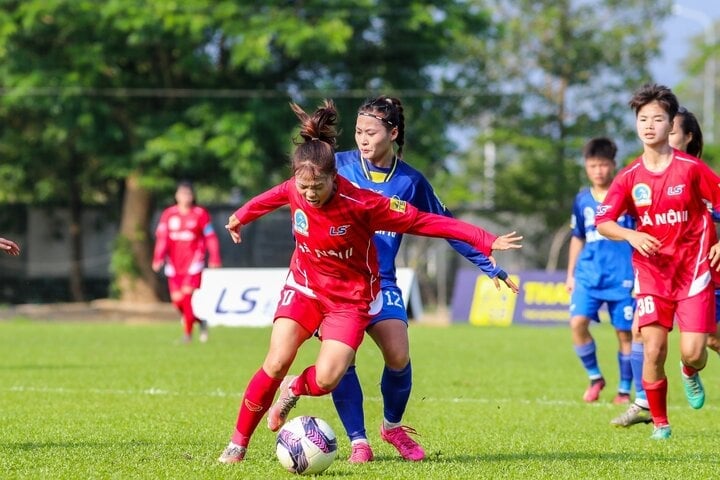 Hanoi II (red shirt) lost to Thai Nguyen T&T.